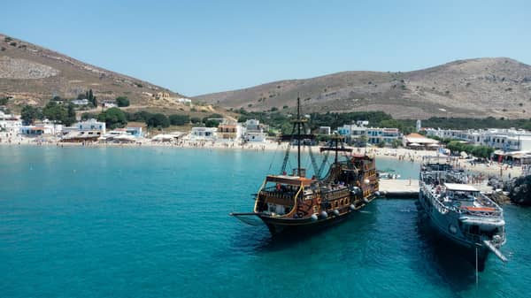 Barco De Pirata Anchored Pserimos Village