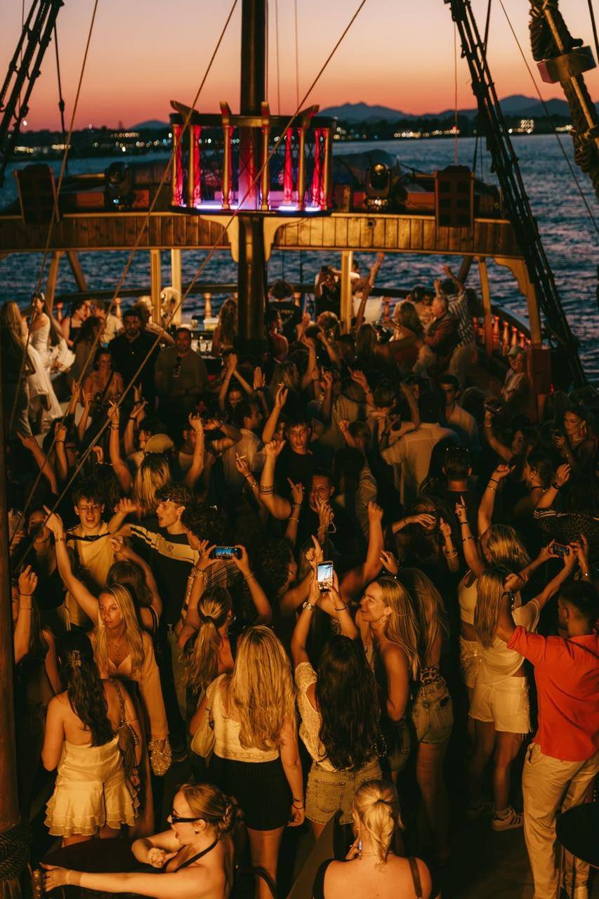 Barco De Pirata Night Party Deck