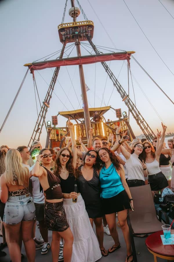 Barco De Pirata Guests Dancing Mast