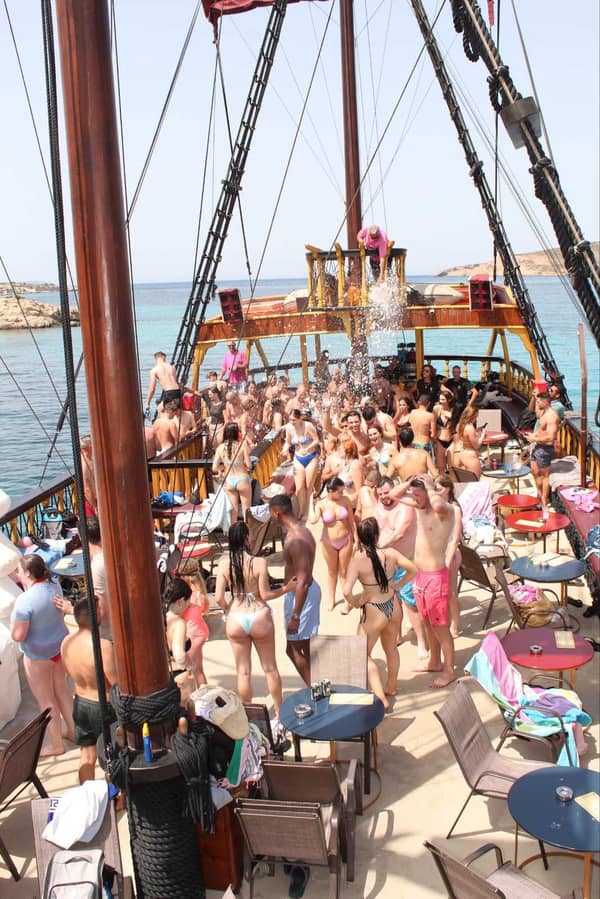Barco De Pirata Deck Crowd Aegean