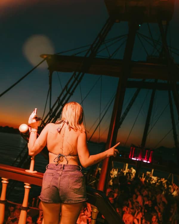 Sunset Dance Deck Barco De Pirata